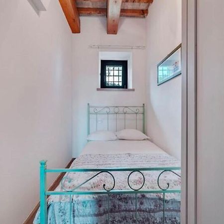 Stunning Apartment In Mombaroccio Near Metauro River Extérieur photo