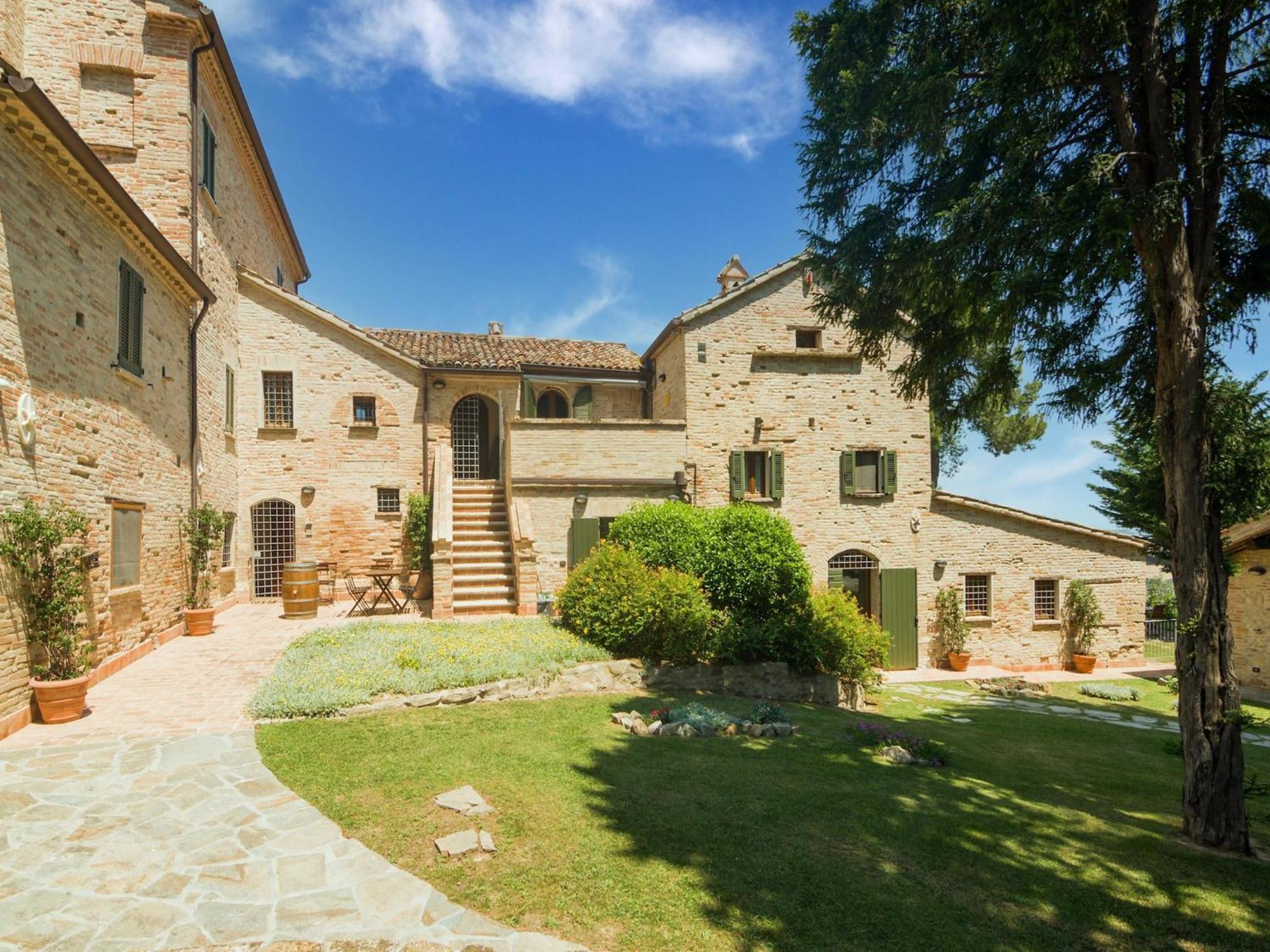 Stunning Apartment In Mombaroccio Near Metauro River Extérieur photo