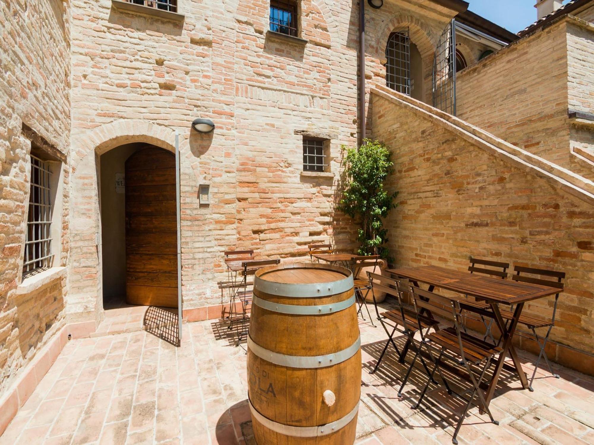 Stunning Apartment In Mombaroccio Near Metauro River Extérieur photo