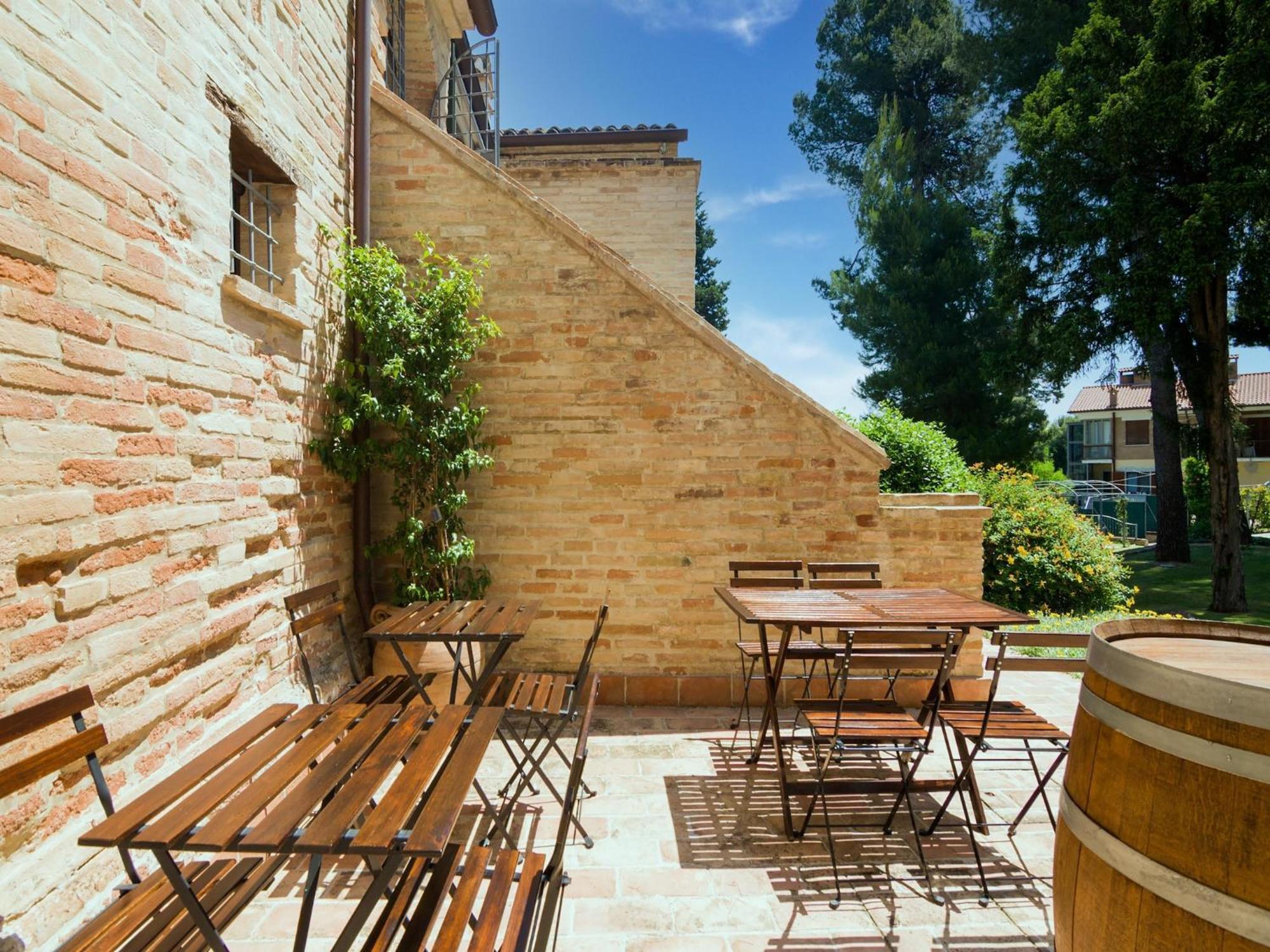 Stunning Apartment In Mombaroccio Near Metauro River Extérieur photo