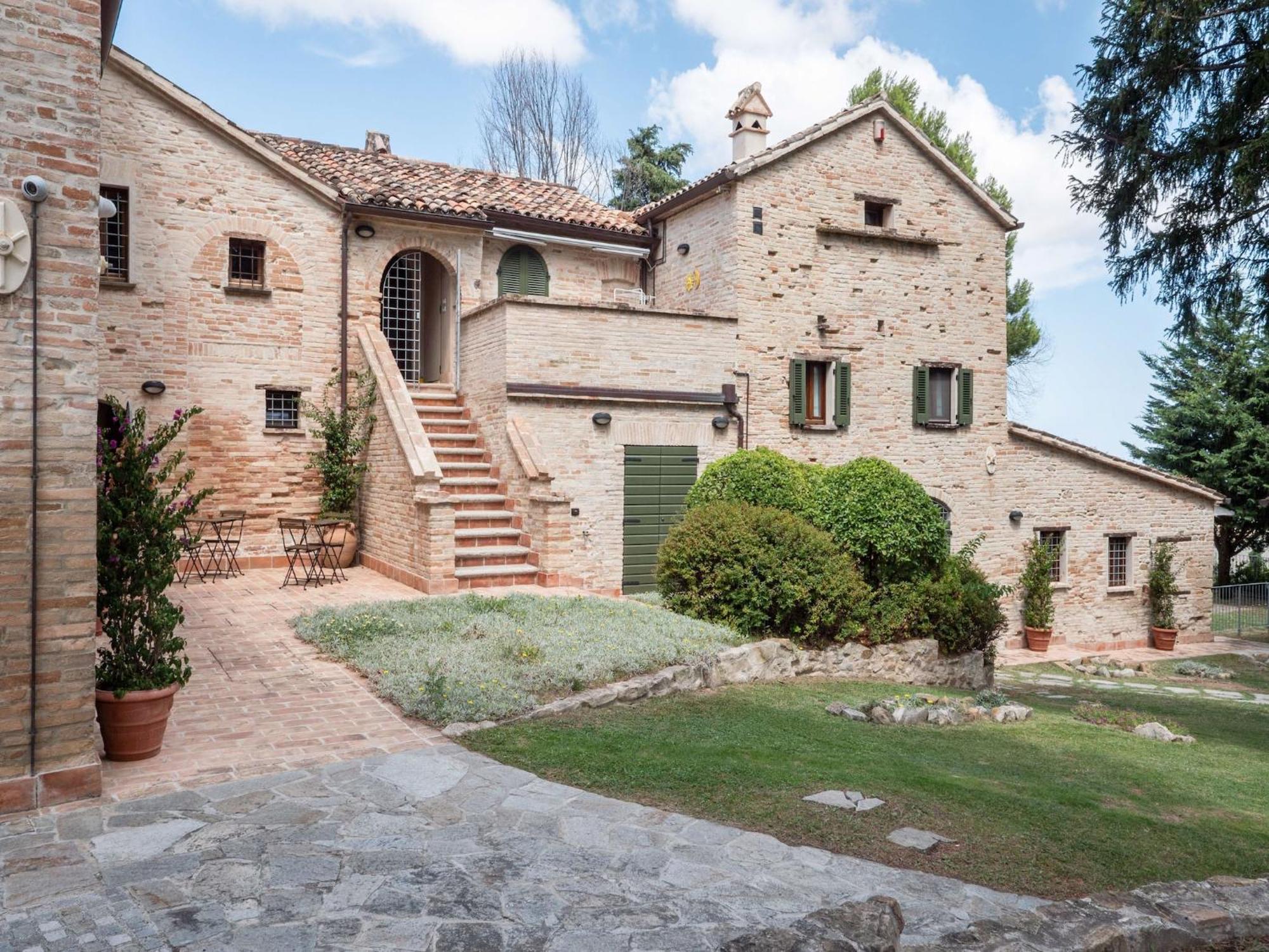 Stunning Apartment In Mombaroccio Near Metauro River Extérieur photo
