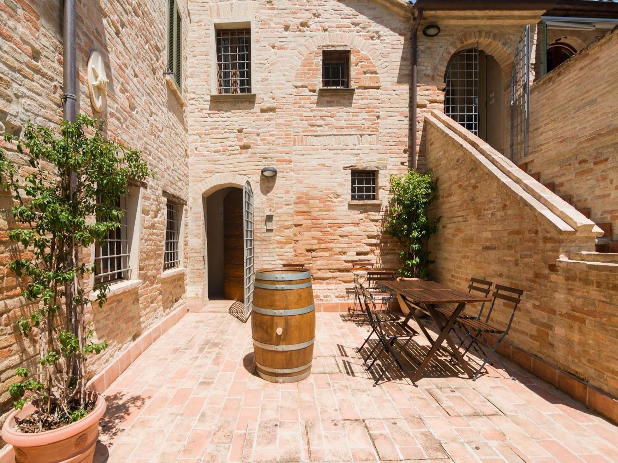 Stunning Apartment In Mombaroccio Near Metauro River Extérieur photo