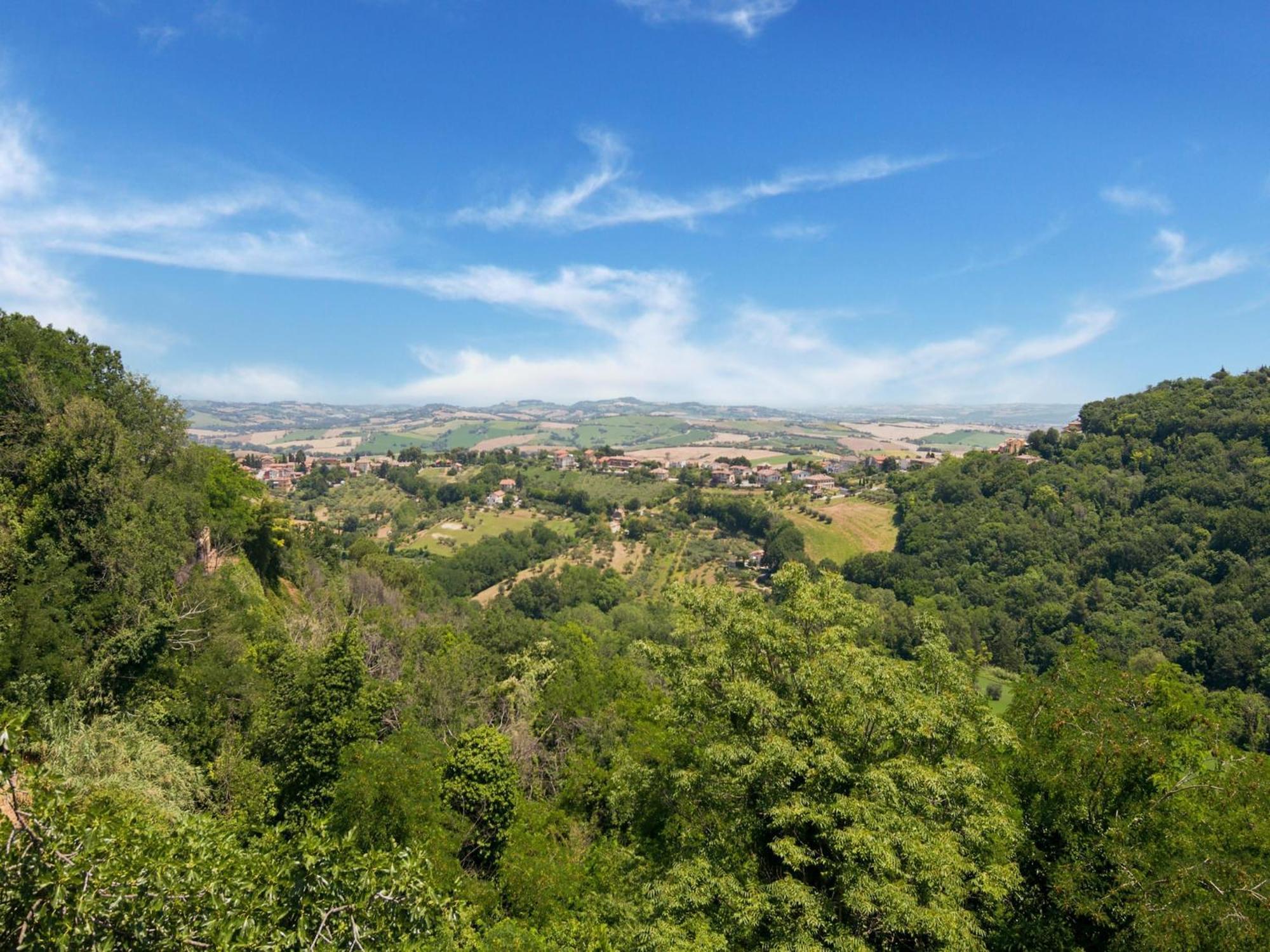 Stunning Apartment In Mombaroccio Near Metauro River Extérieur photo